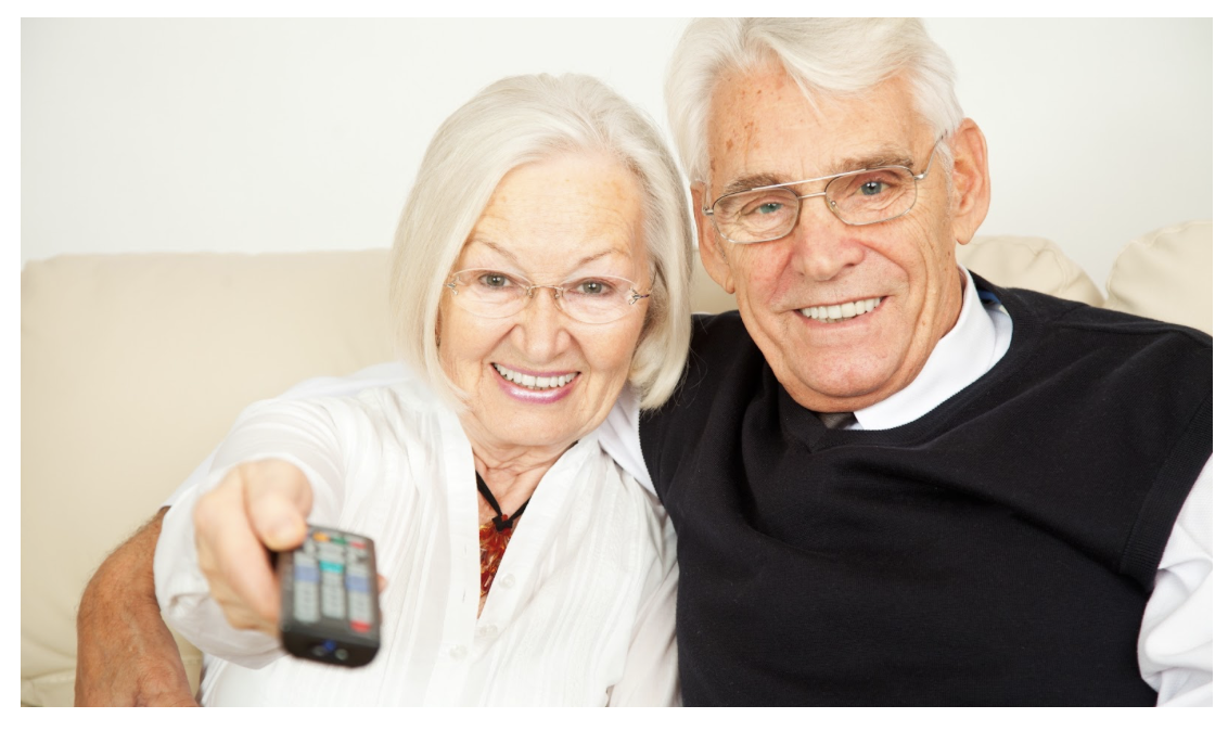 Fernseher im Wohnzimmer eines Seniorenhaushalts in Düsseldorf