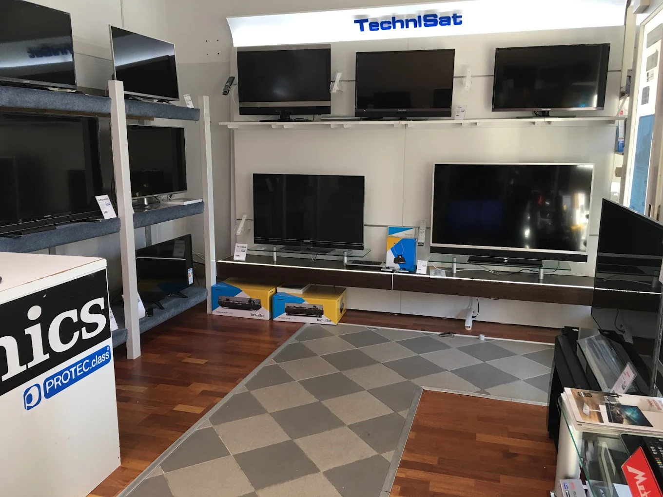 Metz OLED und LCD Fernseher im Showroom Düsseldorf bei TV & SAT Service Nagel