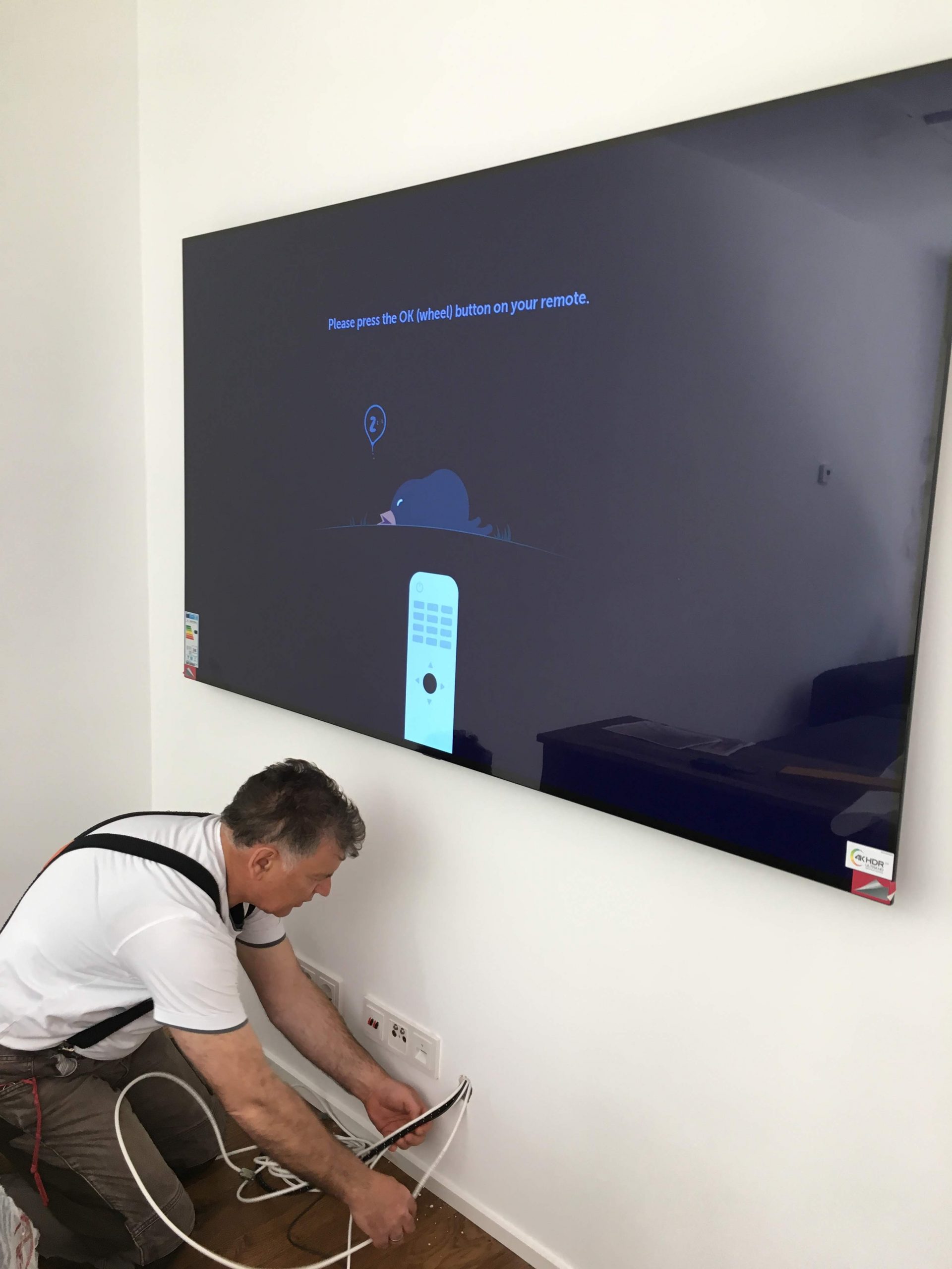 OLED Fernseher Wandmontage durch Fachbetrieb in Düsseldorf mit professioneller Installation und Kabelanschluss