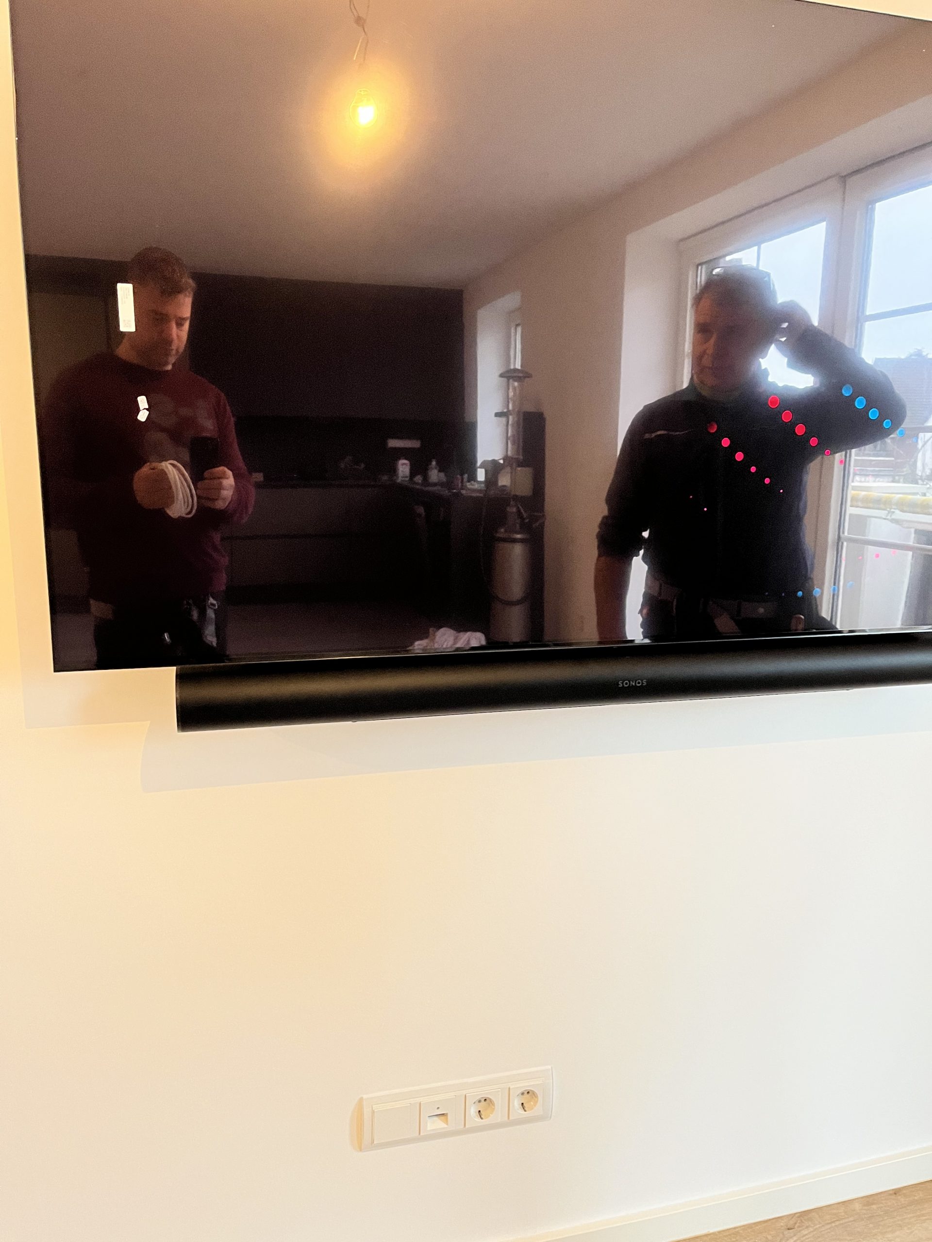 Samsung OLED Fernseher GQ65S92FATXZG mit Sonos Arc Ultra Soundbar professionell an der Wand montiert in Düsseldorf