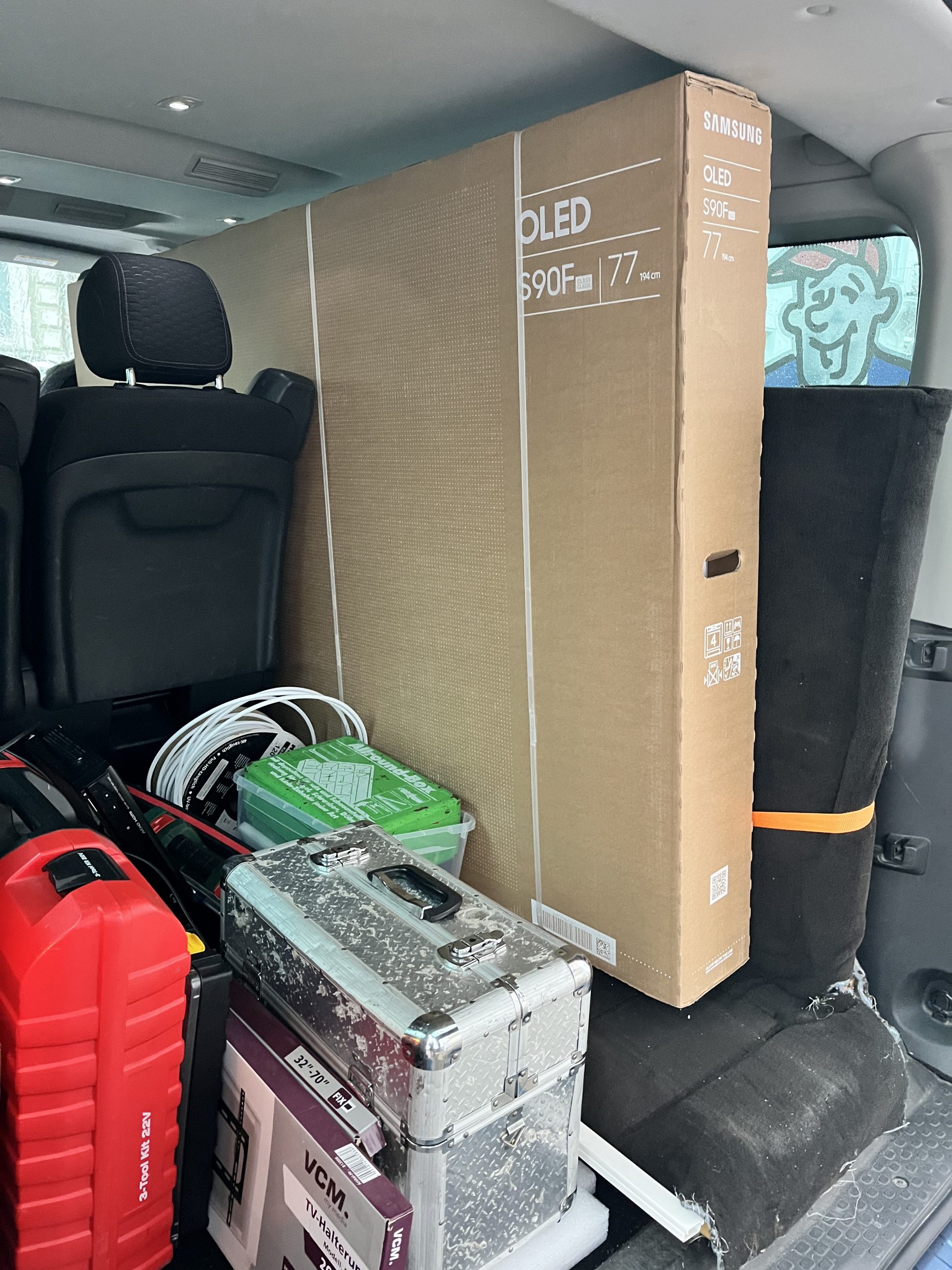 Lieferung eines Samsung OLED Fernseher GQ77S93FAE 77 Zoll im Transportfahrzeug durch TV-Service Nagel Düsseldorf