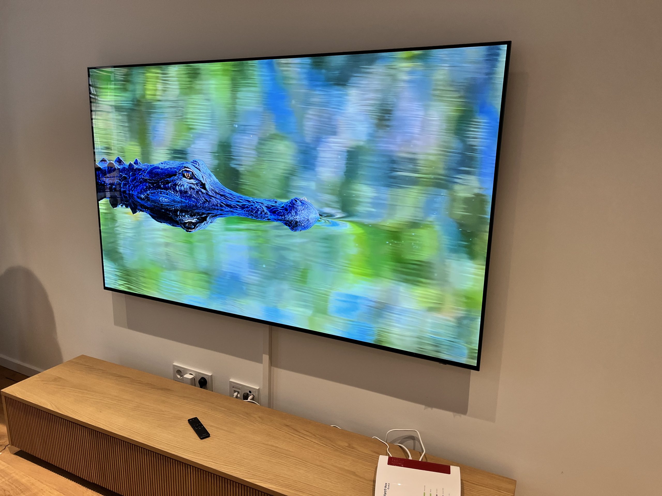 Montierter Samsung OLED Fernseher GQ77S93FAE 77 Zoll an der Wand mit professioneller Installation durch TV-Service Nagel Düsseldorf